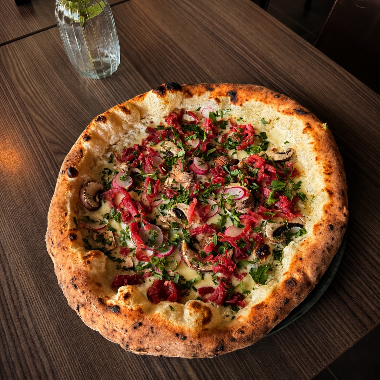 En av våra vedeldade pizzor serverad hos Albert
