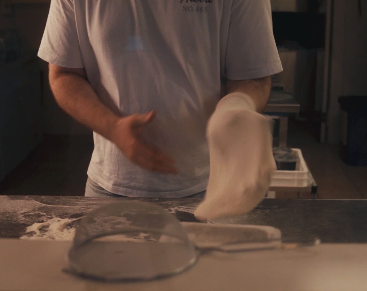 Albert formar degen för hand vid pizzabänken