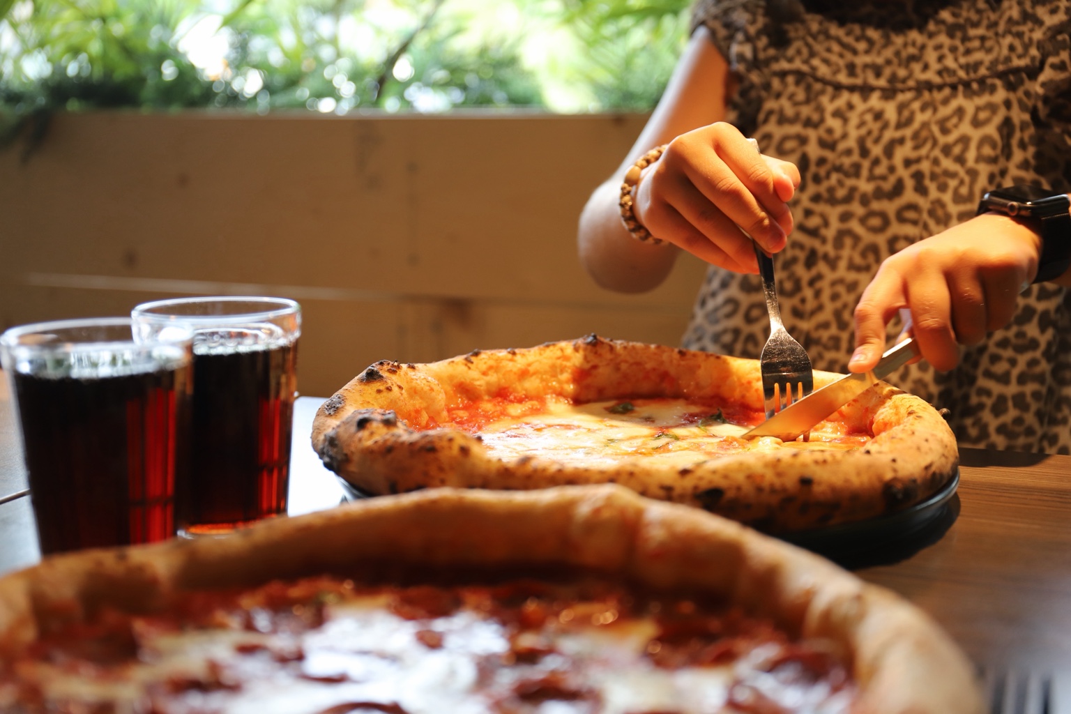 Nygräddad napolitansk pizza vid bordet hos Albert